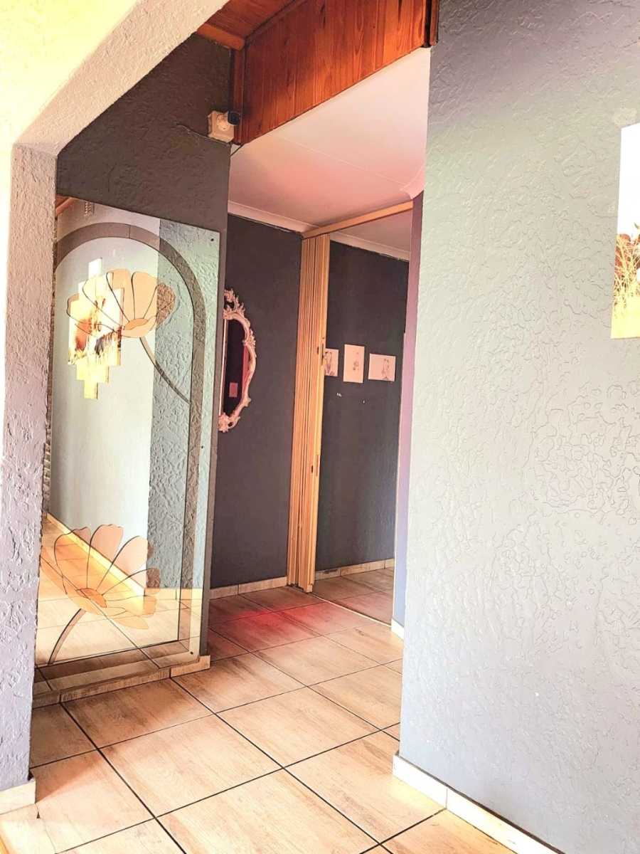 4 Bedroom Property for Sale in Unitas Park Gauteng