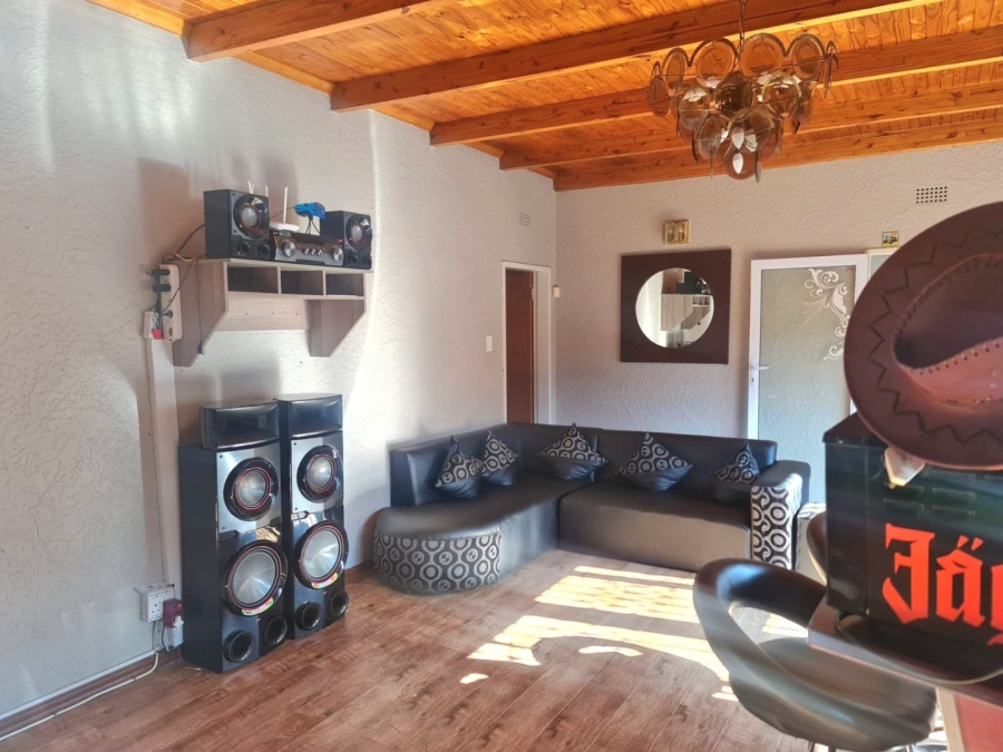 4 Bedroom Property for Sale in Unitas Park Gauteng
