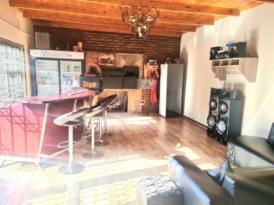 4 Bedroom Property for Sale in Unitas Park Gauteng