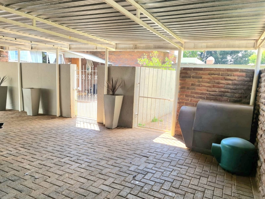 4 Bedroom Property for Sale in Unitas Park Gauteng