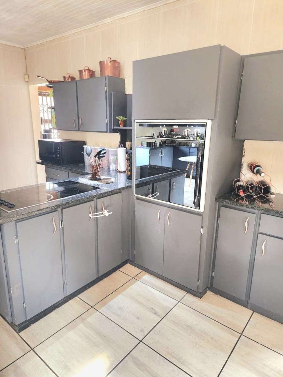 4 Bedroom Property for Sale in Unitas Park Gauteng
