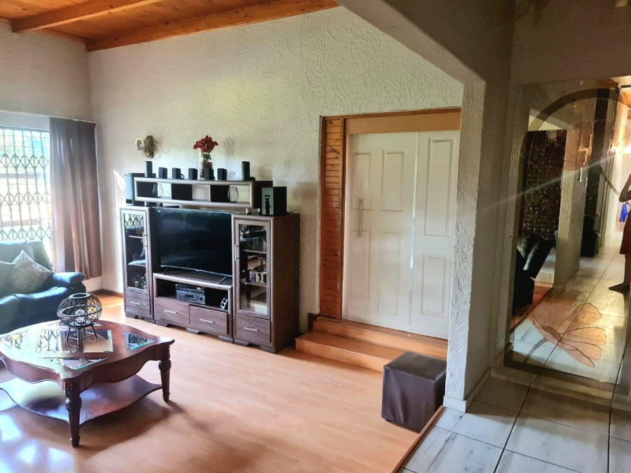 4 Bedroom Property for Sale in Unitas Park Gauteng