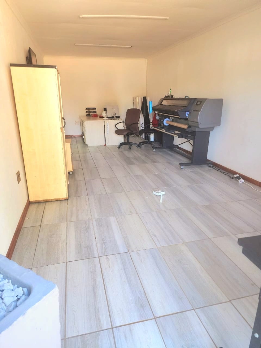 4 Bedroom Property for Sale in Unitas Park Gauteng
