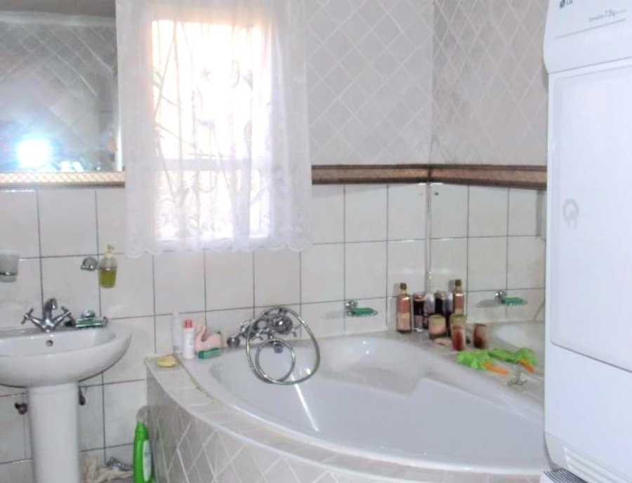 4 Bedroom Property for Sale in Unitas Park Gauteng