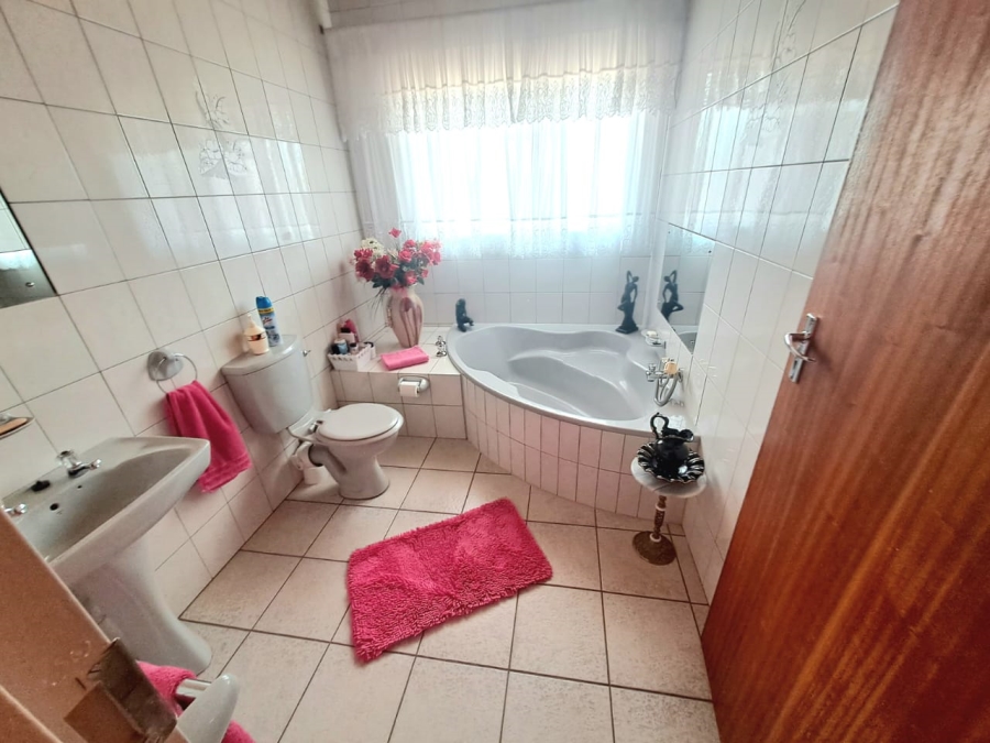4 Bedroom Property for Sale in Unitas Park Gauteng