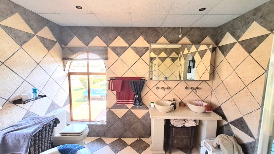 4 Bedroom Property for Sale in Unitas Park Gauteng