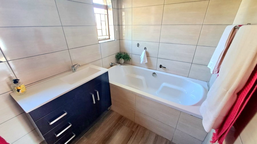 4 Bedroom Property for Sale in Unitas Park Gauteng