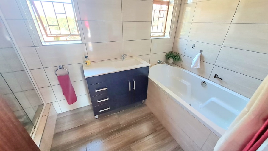 4 Bedroom Property for Sale in Unitas Park Gauteng