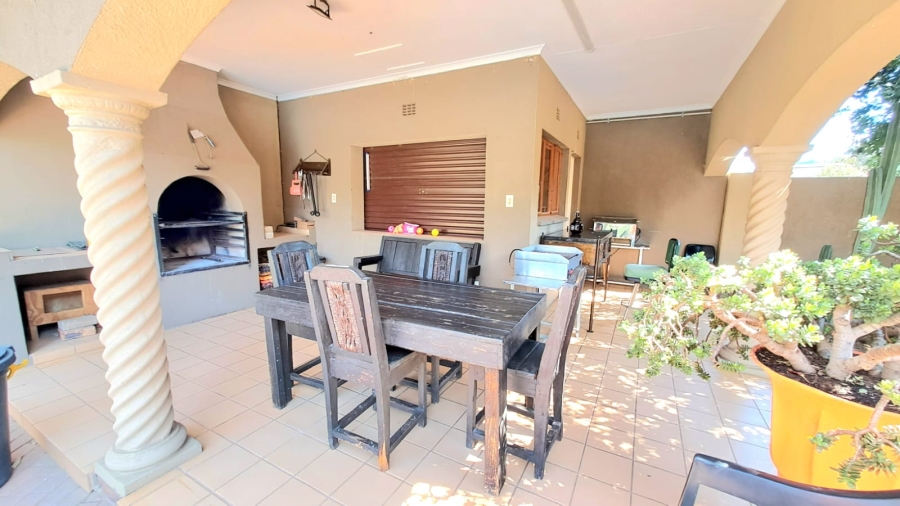 4 Bedroom Property for Sale in Unitas Park Gauteng