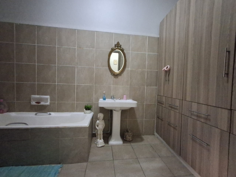3 Bedroom Property for Sale in Unitas Park Gauteng
