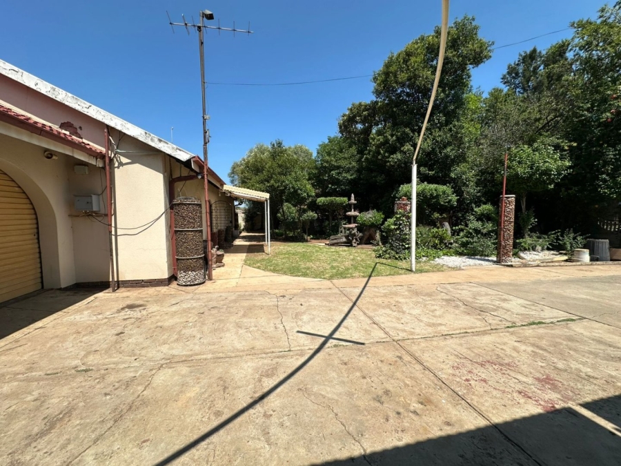 4 Bedroom Property for Sale in Unitas Park Gauteng