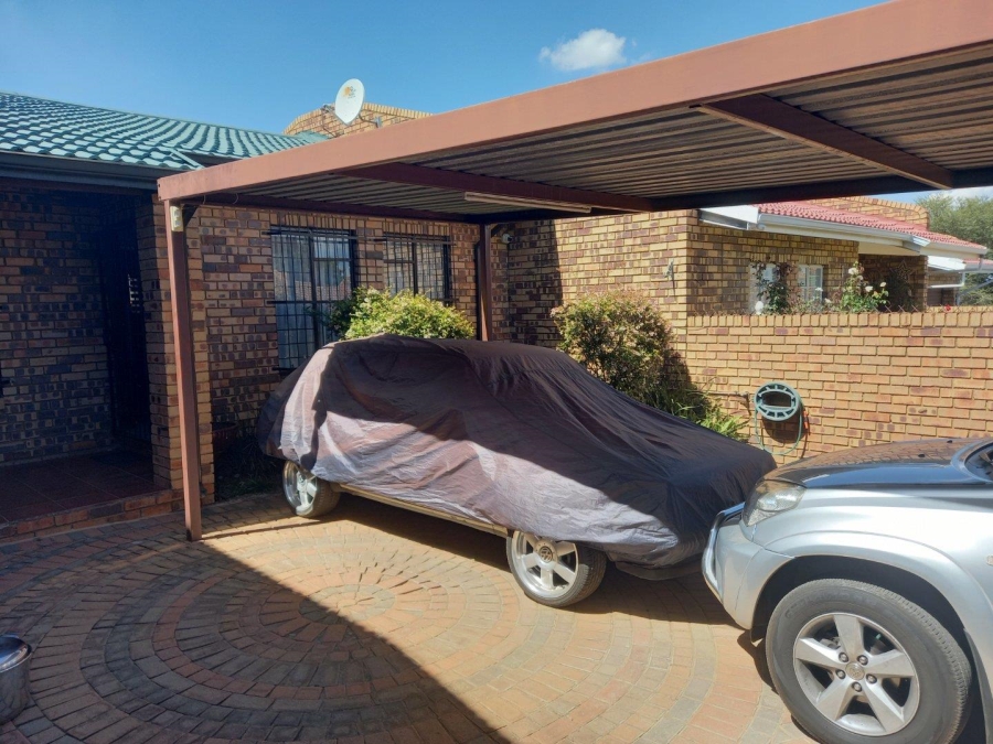 2 Bedroom Property for Sale in Greenhills Gauteng