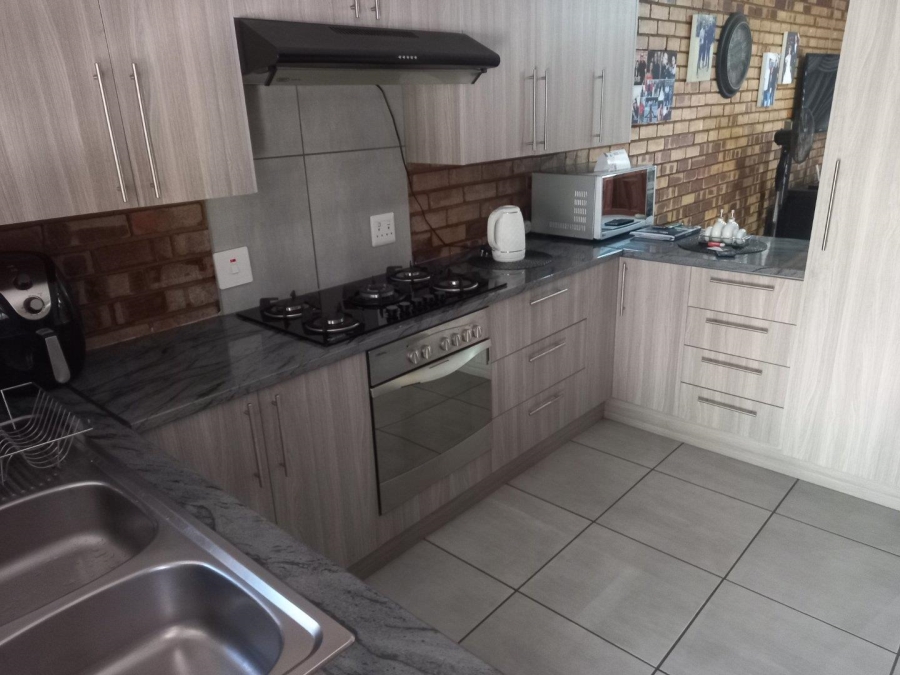 2 Bedroom Property for Sale in Greenhills Gauteng