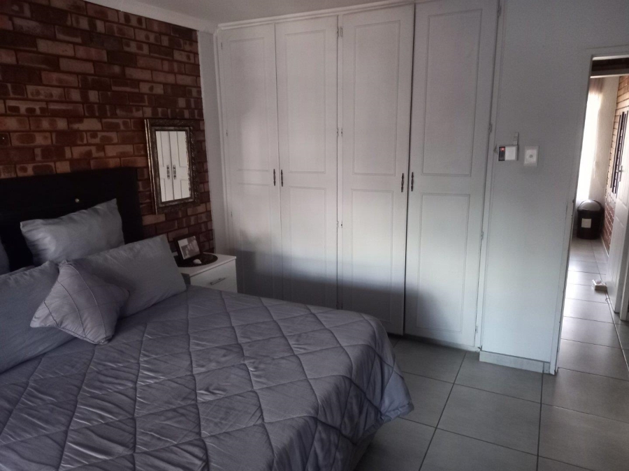 2 Bedroom Property for Sale in Greenhills Gauteng