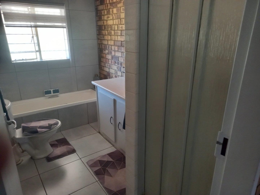 2 Bedroom Property for Sale in Greenhills Gauteng