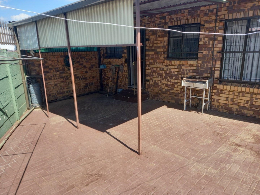 2 Bedroom Property for Sale in Greenhills Gauteng