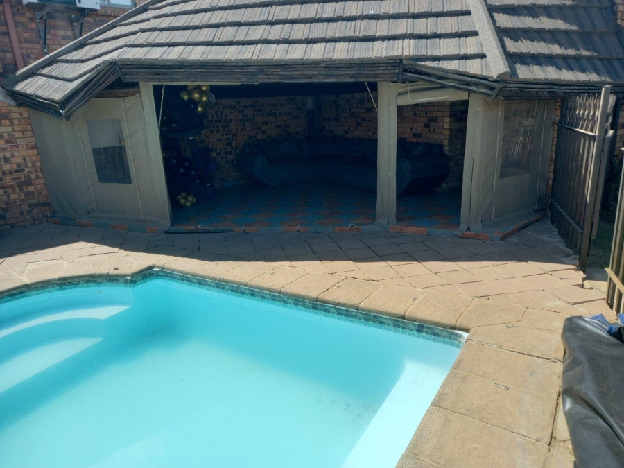 2 Bedroom Property for Sale in Greenhills Gauteng