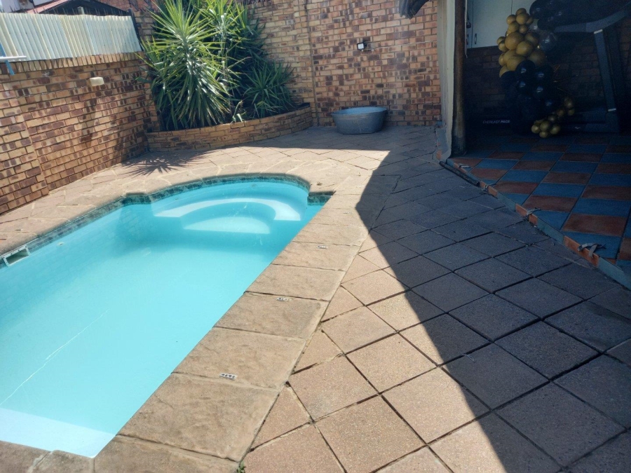 2 Bedroom Property for Sale in Greenhills Gauteng
