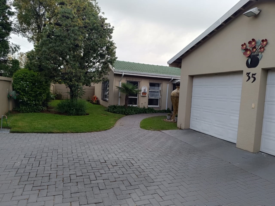 4 Bedroom Property for Sale in Helikonpark Gauteng