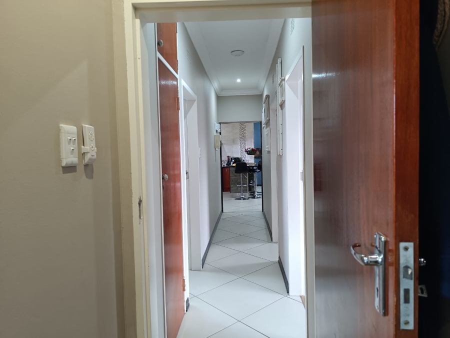 4 Bedroom Property for Sale in Helikonpark Gauteng