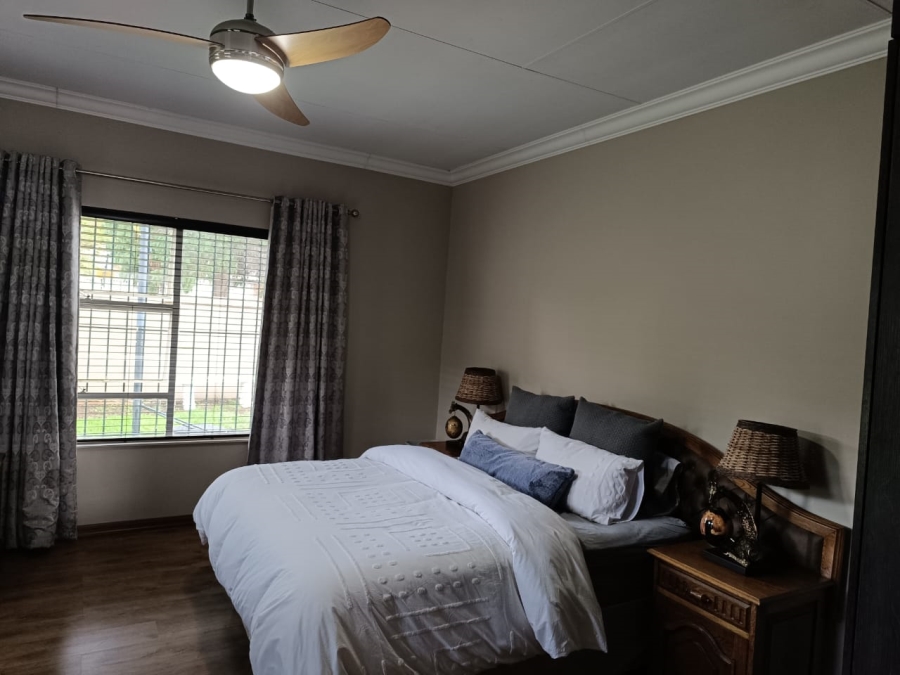 4 Bedroom Property for Sale in Helikonpark Gauteng