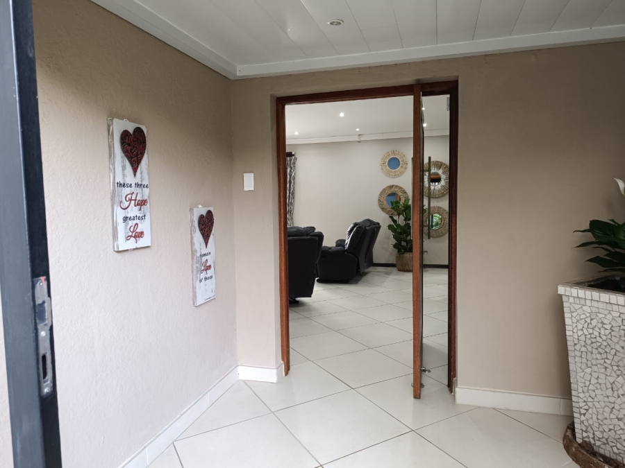 4 Bedroom Property for Sale in Helikonpark Gauteng