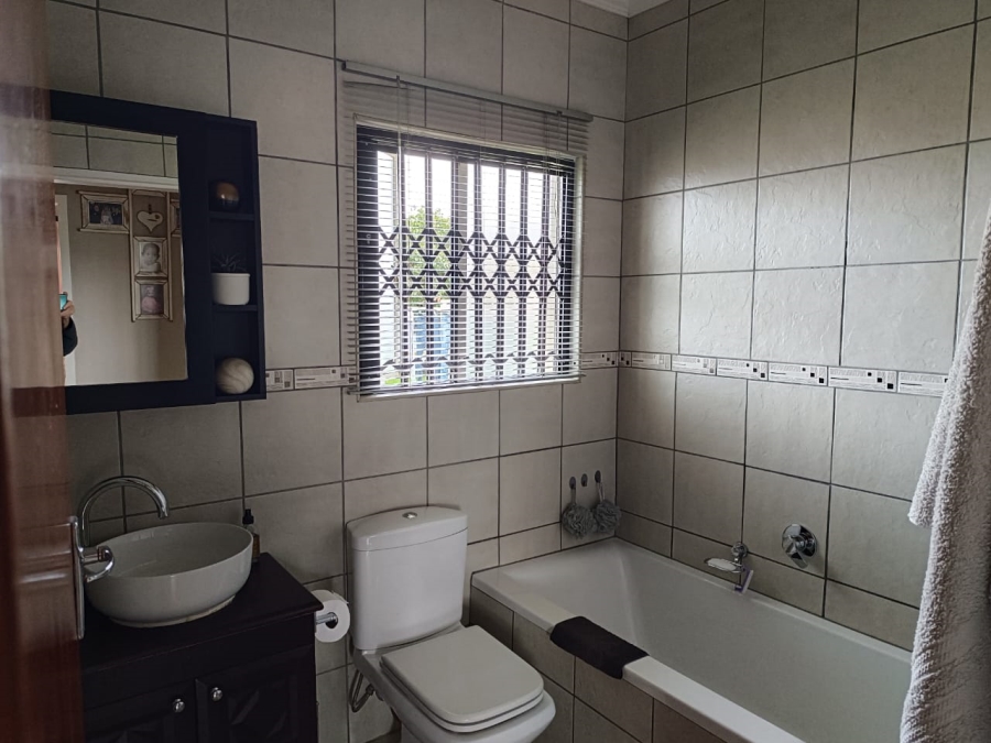 4 Bedroom Property for Sale in Helikonpark Gauteng