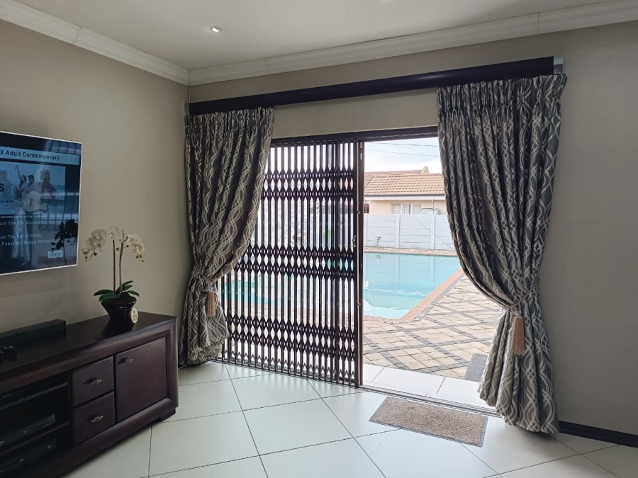 4 Bedroom Property for Sale in Helikonpark Gauteng