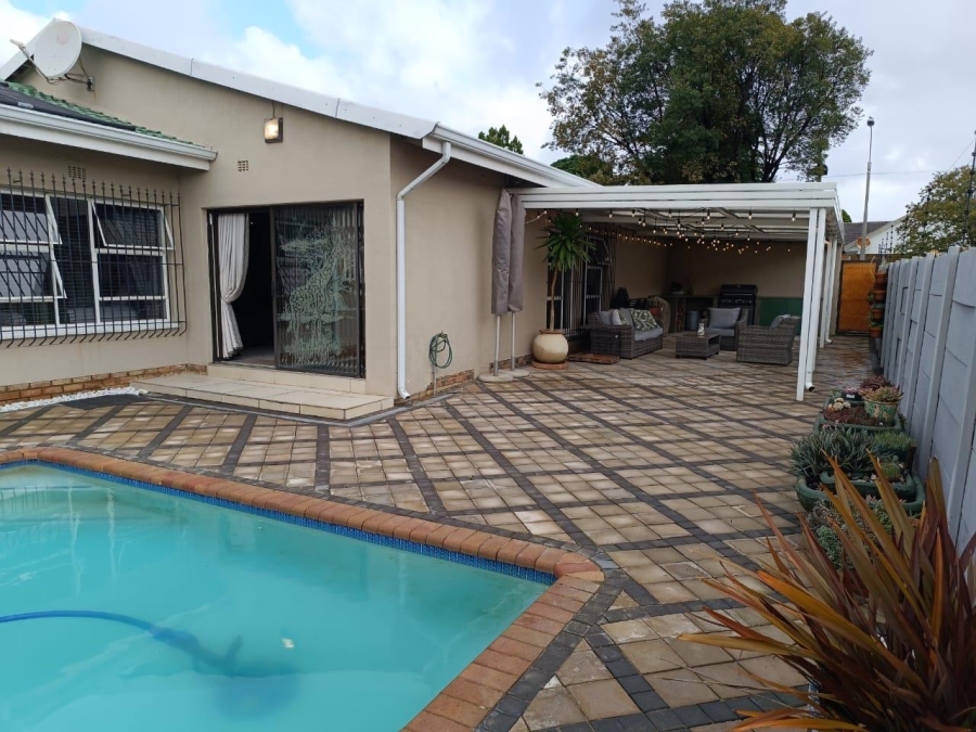 4 Bedroom Property for Sale in Helikonpark Gauteng