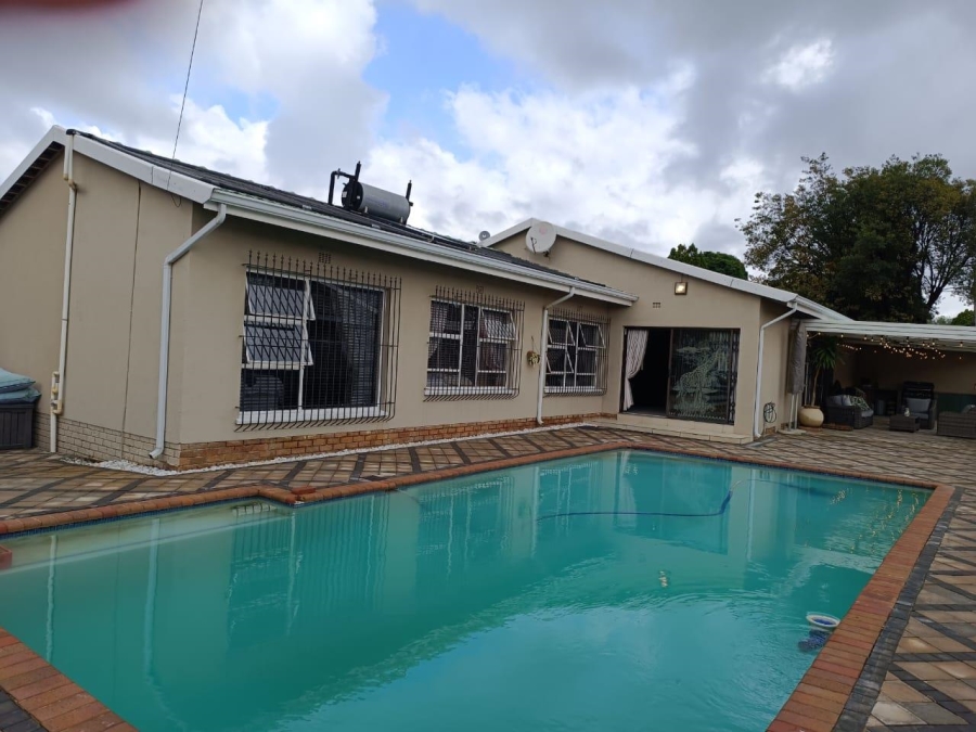 4 Bedroom Property for Sale in Helikonpark Gauteng