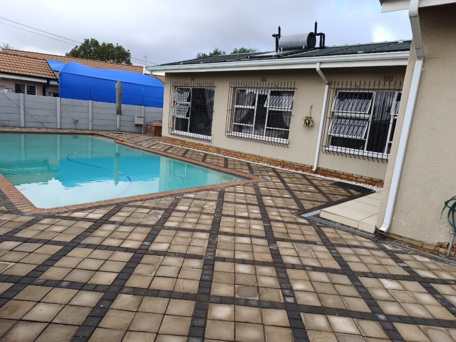 4 Bedroom Property for Sale in Helikonpark Gauteng