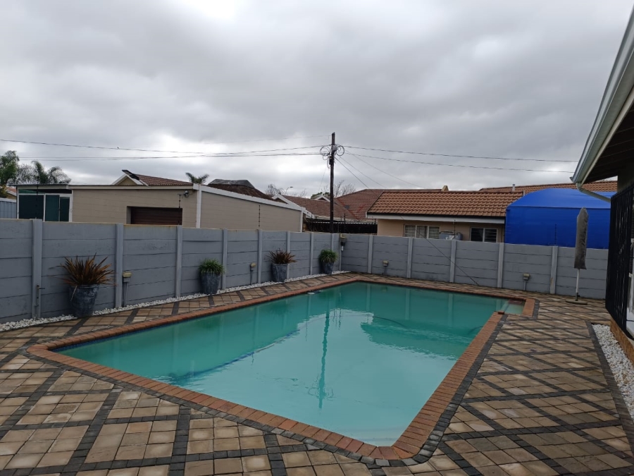 4 Bedroom Property for Sale in Helikonpark Gauteng