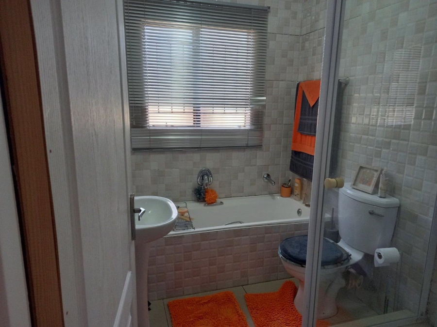 2 Bedroom Property for Sale in Helikonpark Gauteng