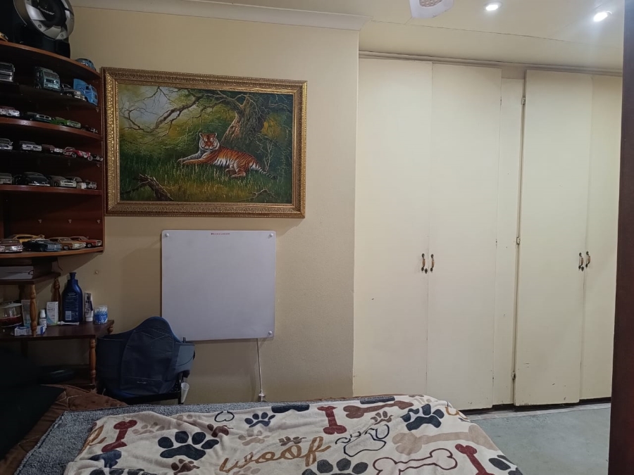 5 Bedroom Property for Sale in Finsbury Gauteng