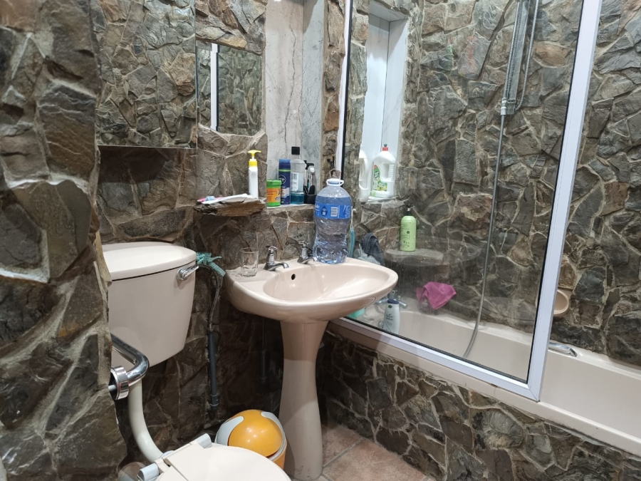5 Bedroom Property for Sale in Finsbury Gauteng