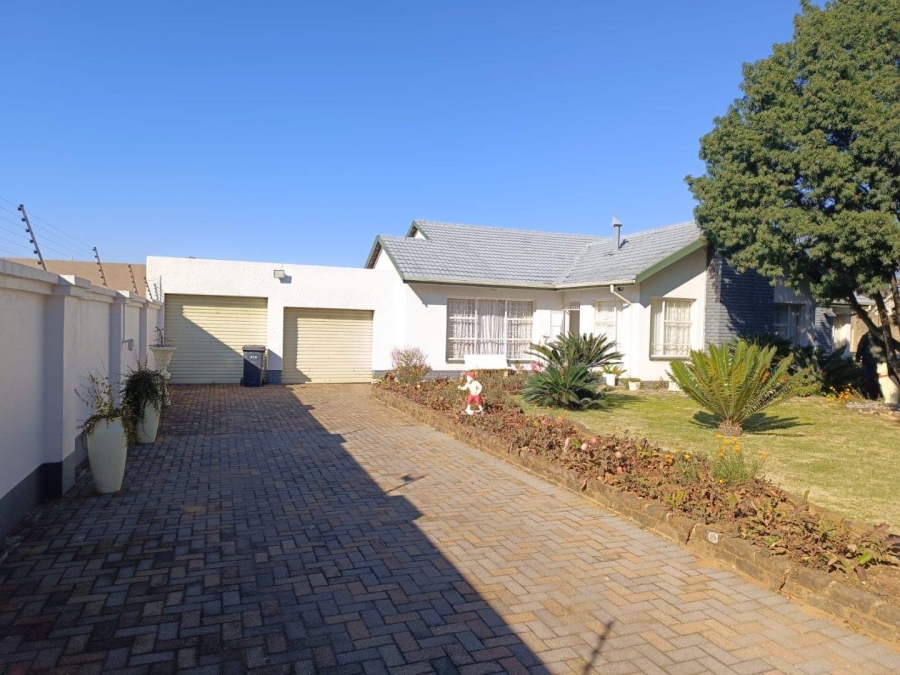 3 Bedroom Property for Sale in Helikonpark Gauteng