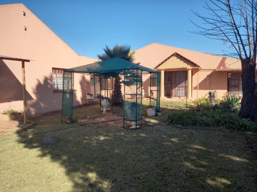 6 Bedroom Property for Sale in Westonaria Gauteng