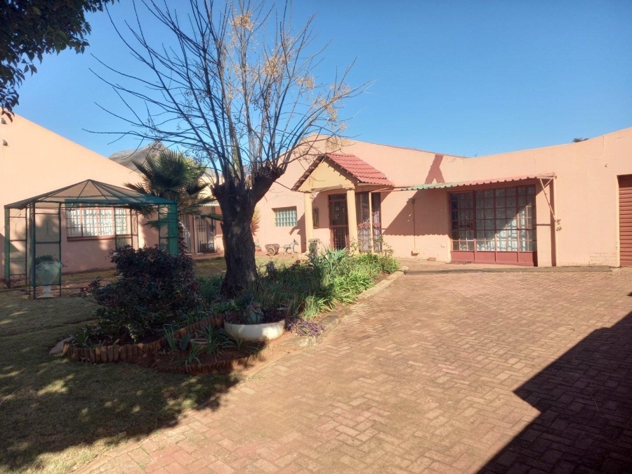 6 Bedroom Property for Sale in Westonaria Gauteng