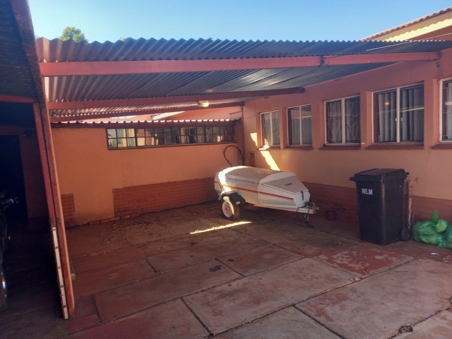 6 Bedroom Property for Sale in Westonaria Gauteng