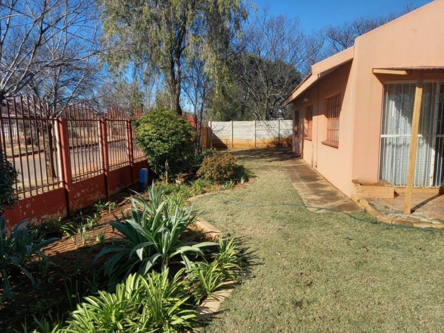 6 Bedroom Property for Sale in Westonaria Gauteng