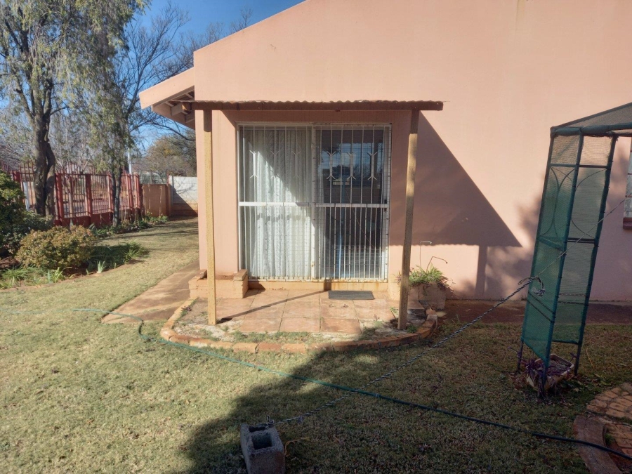 6 Bedroom Property for Sale in Westonaria Gauteng