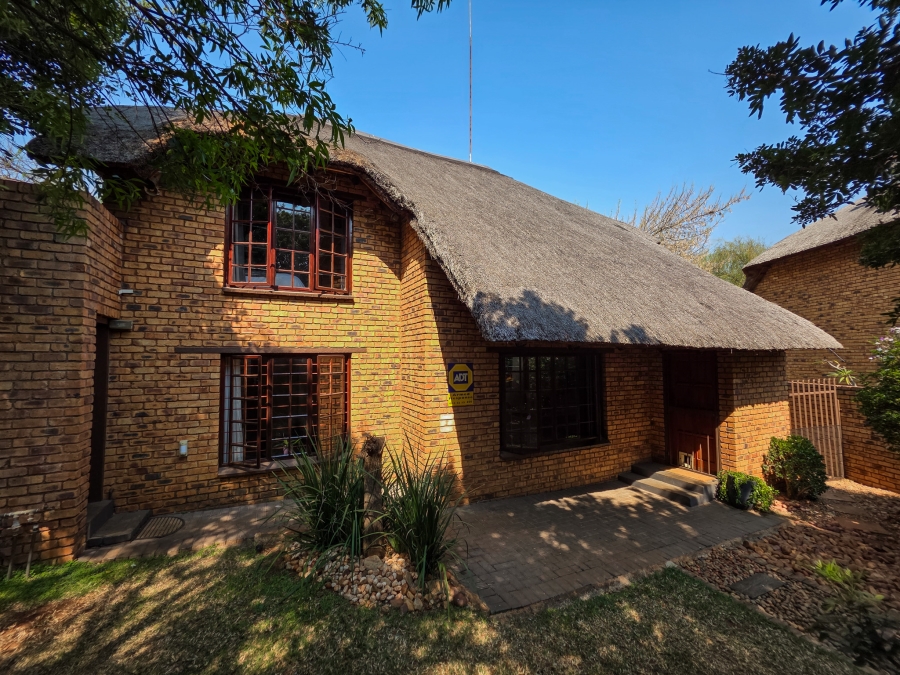4 Bedroom Property for Sale in Faerie Glen Gauteng