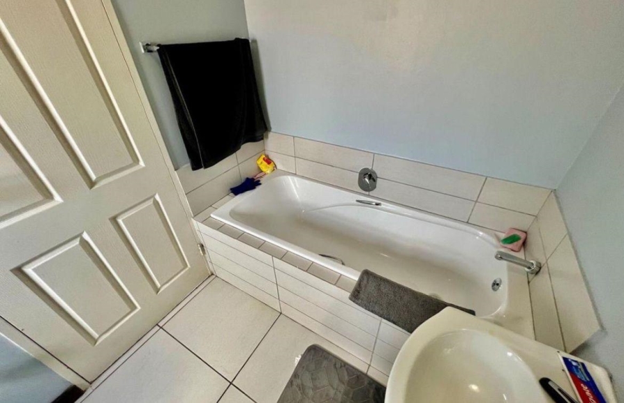 To Let 1 Bedroom Property for Rent in Die Hoewes Gauteng