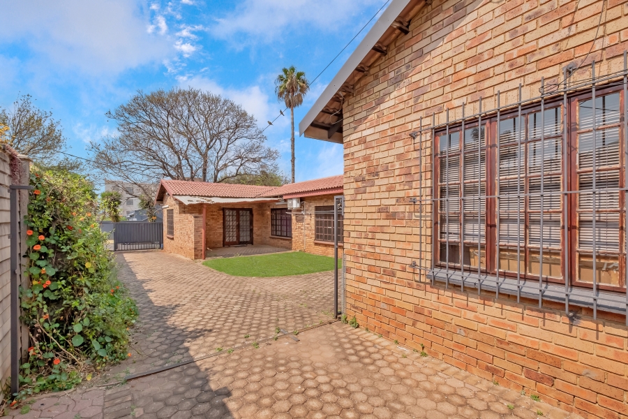6 Bedroom Property for Sale in Westdene Gauteng