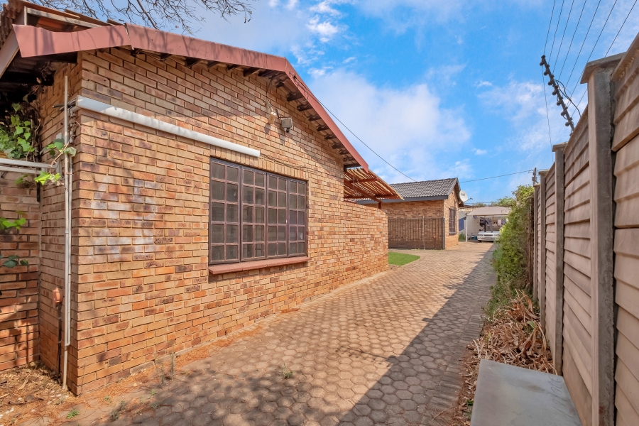6 Bedroom Property for Sale in Westdene Gauteng