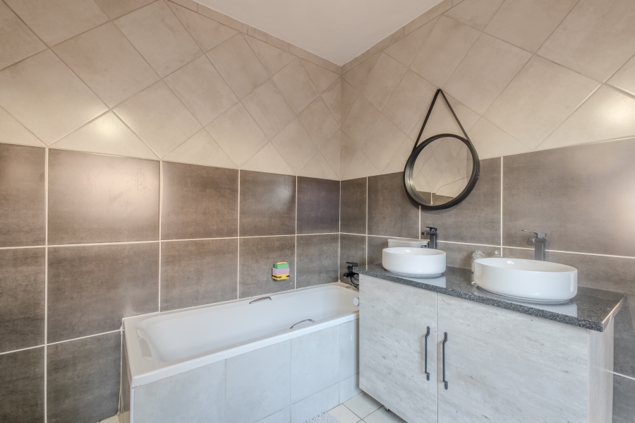 3 Bedroom Property for Sale in Faerie Glen Gauteng