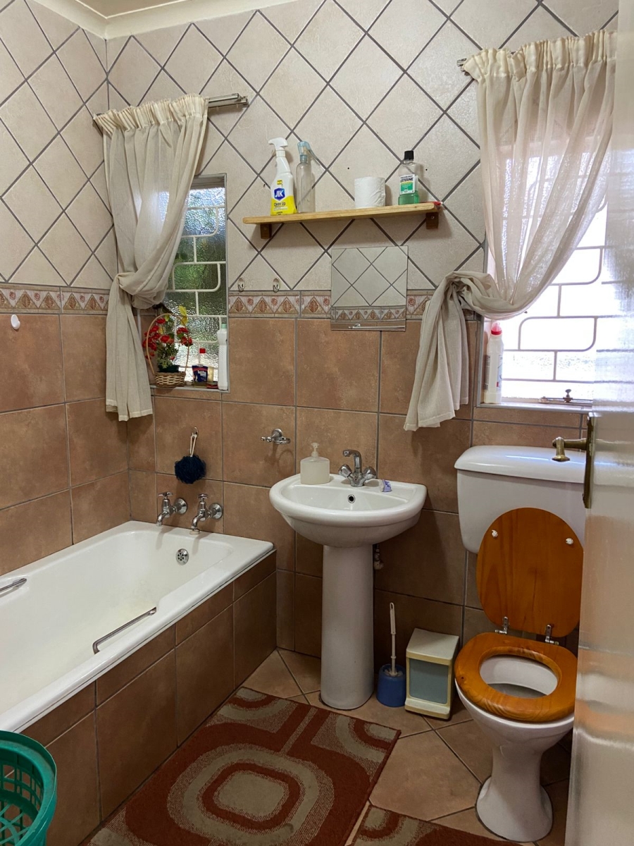 6 Bedroom Property for Sale in Flora Gardens Gauteng