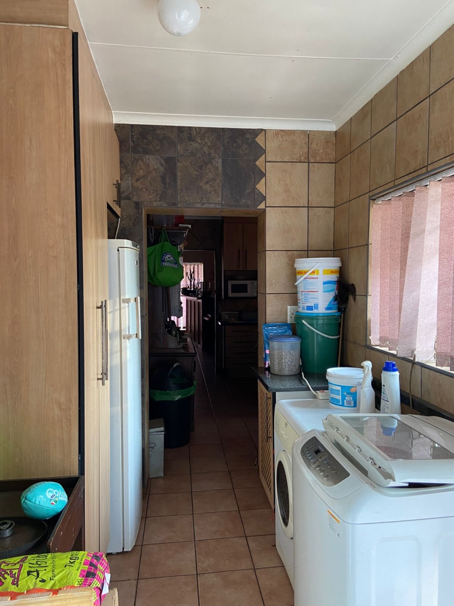 6 Bedroom Property for Sale in Flora Gardens Gauteng
