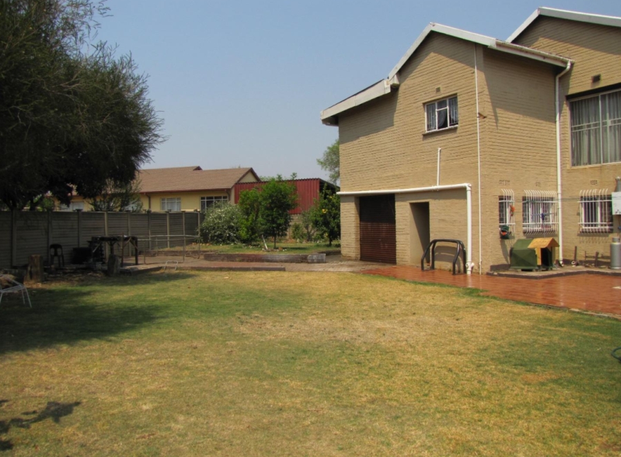 6 Bedroom Property for Sale in Flora Gardens Gauteng