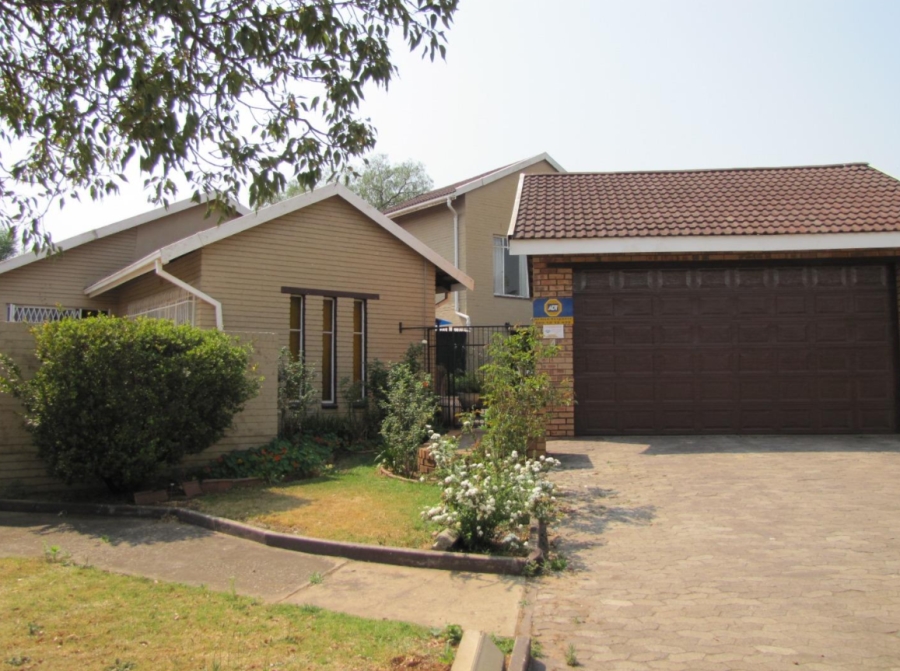 6 Bedroom Property for Sale in Flora Gardens Gauteng